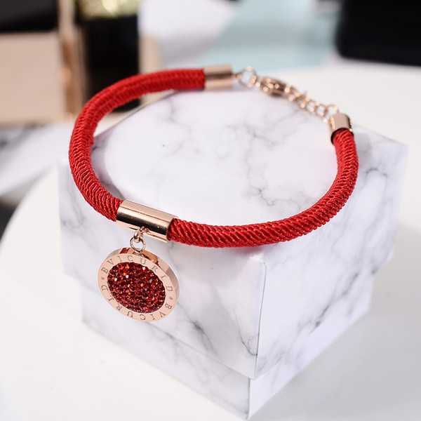 Női mindennapi karkötő piros medállal