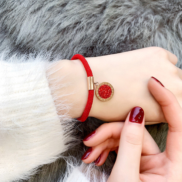 Női mindennapi karkötő piros medállal