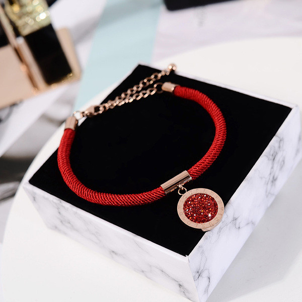 Női mindennapi karkötő piros medállal