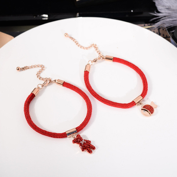 Γυναικείο βραχιόλι με κόκκινο χρώμα με κρεμαστό κόσμημα - δύο μοντέλα