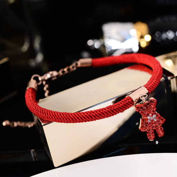 Γυναικείο βραχιόλι με κόκκινο χρώμα με κρεμαστό κόσμημα - δύο μοντέλα