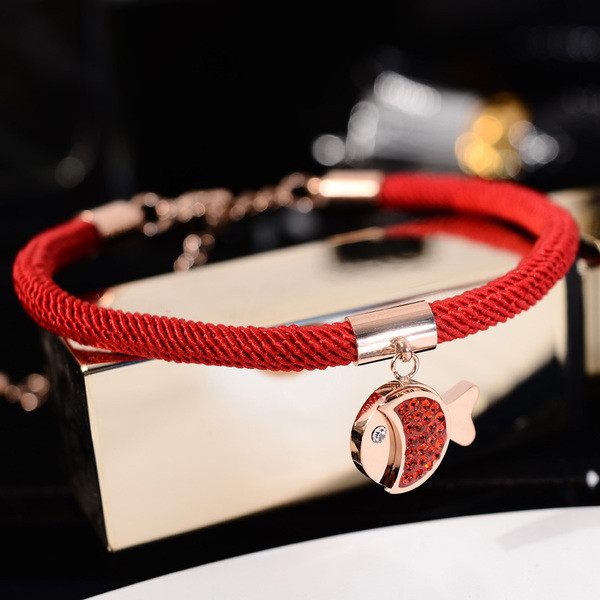 Γυναικείο βραχιόλι με κόκκινο χρώμα με κρεμαστό κόσμημα - δύο μοντέλα