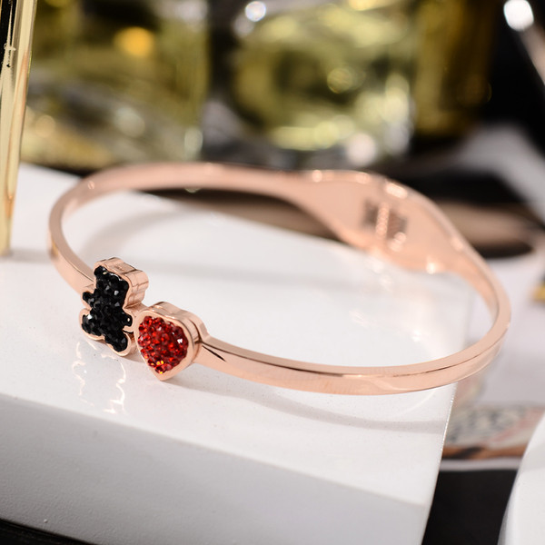 Μοντέρνο γυναικείο βραχιόλισε χρυσό χρώμα