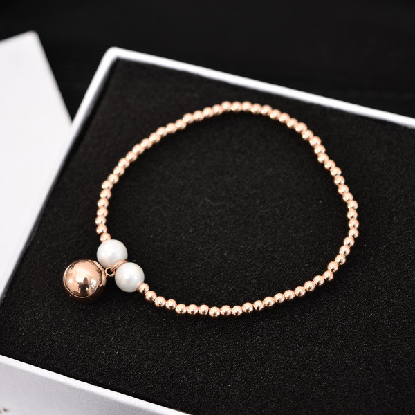 Stílusos női karkötő arany színű gyöngyökkel