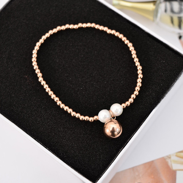 Stílusos női karkötő arany színű gyöngyökkel