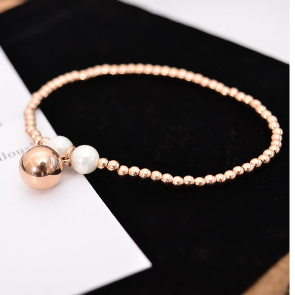 Stílusos női karkötő arany színű gyöngyökkel