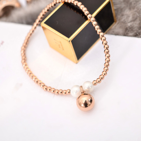 Stílusos női karkötő arany színű gyöngyökkel