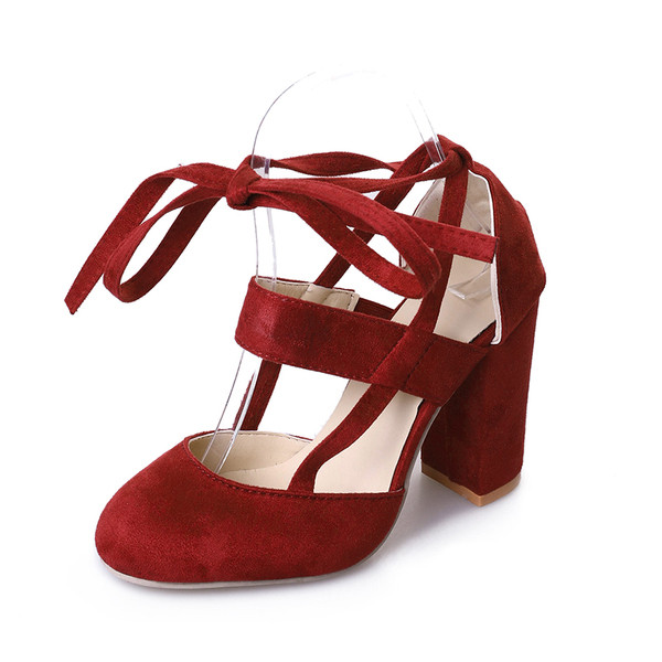 Stílusos női magas sarkú cipők különböző színekben