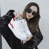 Γυναικεία αθλητικά παπούτσια σε λευκό χρώμα