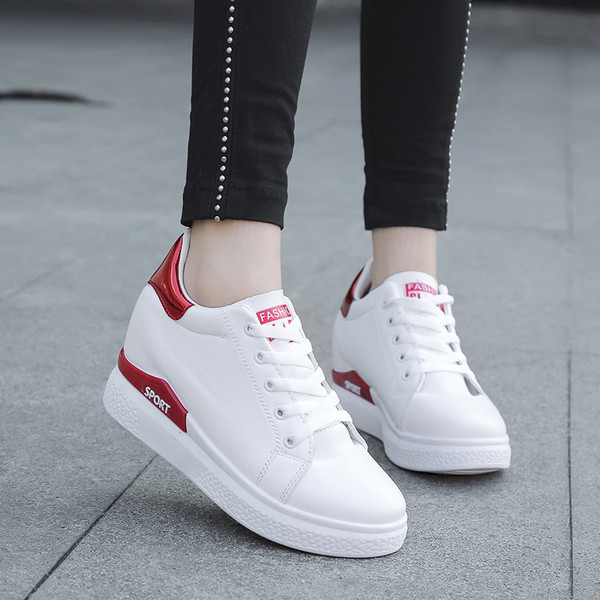 Γυναικεία αθλητικά παπούτσια σε λευκό χρώμα