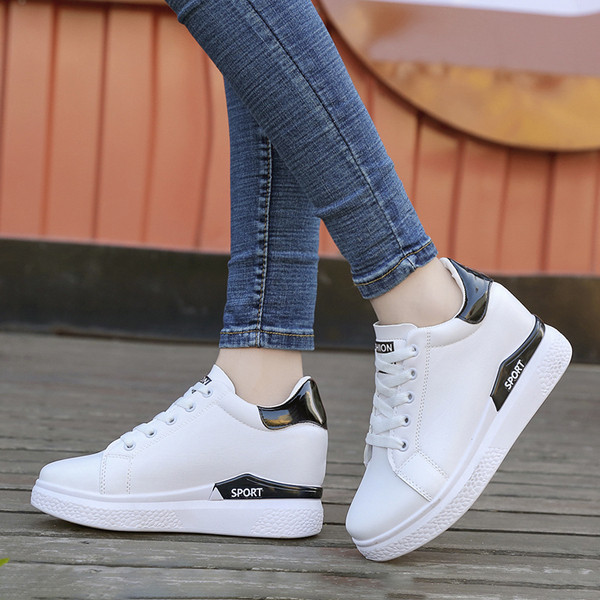 Γυναικεία αθλητικά παπούτσια σε λευκό χρώμα