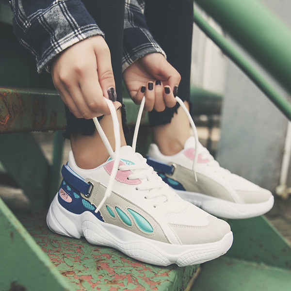 Aktuális női tornacipő három színben