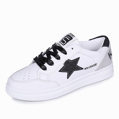 Γυναικεία αθλητικά παπούτσια σε λευκό χρώμα