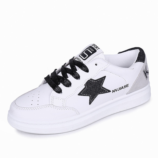 Γυναικεία αθλητικά παπούτσια σε λευκό χρώμα