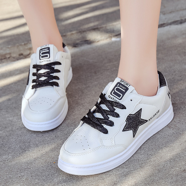 Γυναικεία αθλητικά παπούτσια σε λευκό χρώμα