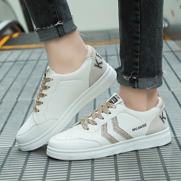 Γυναικεία αθλητικά  παπούτσια σε λευκό χρώμα