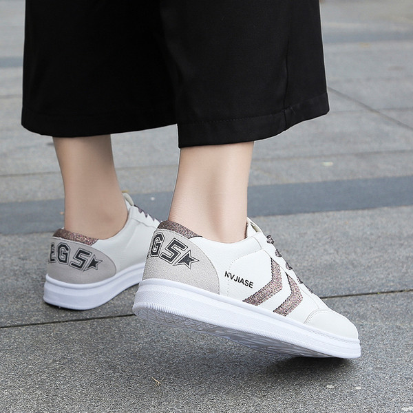 Γυναικεία αθλητικά  παπούτσια σε λευκό χρώμα