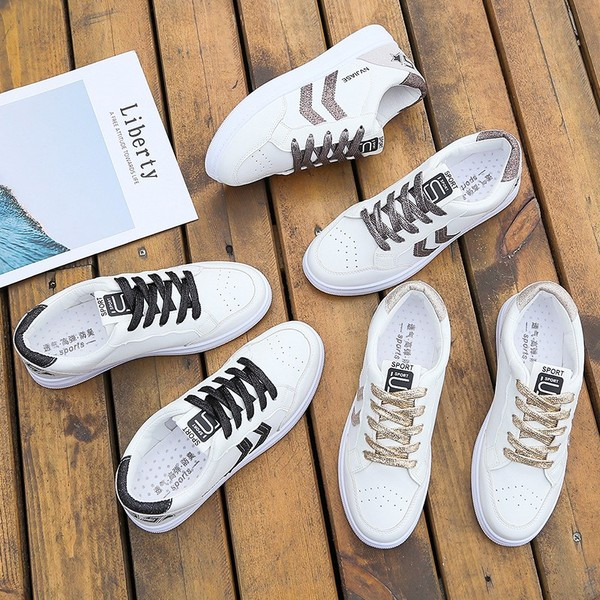 Γυναικεία αθλητικά  παπούτσια σε λευκό χρώμα