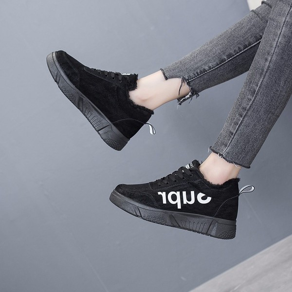 Γυναικεία αθλητικά παπούτσια σε μαύρο χρώμα