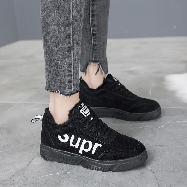 Γυναικεία αθλητικά παπούτσια σε μαύρο χρώμα