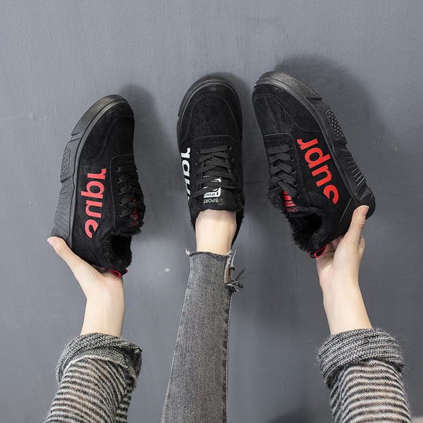 Γυναικεία αθλητικά παπούτσια σε μαύρο χρώμα