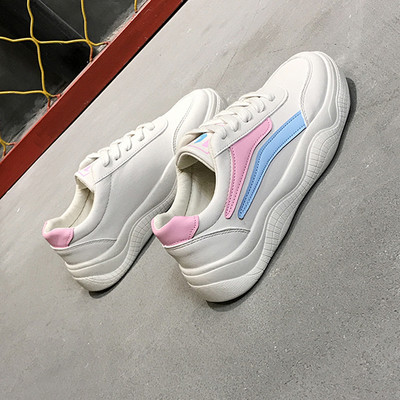 Γυναικεία αθλητικά παπούτσια σε λευκό χρώμα