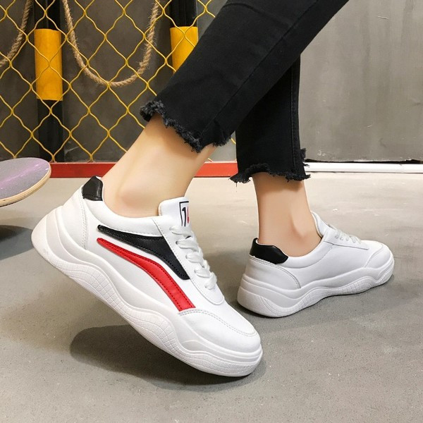 Γυναικεία αθλητικά παπούτσια σε λευκό χρώμα