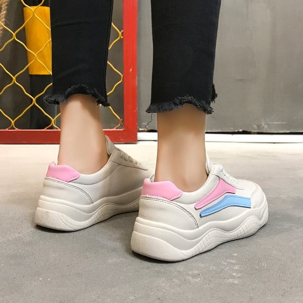 Γυναικεία αθλητικά παπούτσια σε λευκό χρώμα