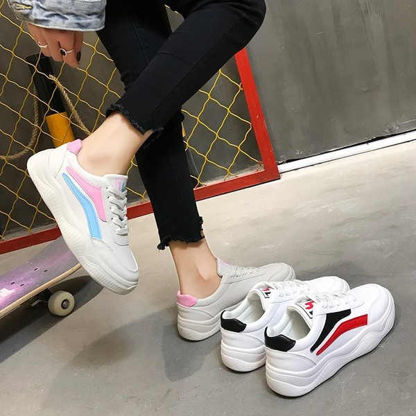 Γυναικεία αθλητικά παπούτσια σε λευκό χρώμα