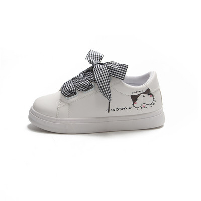 Fehér, rátéttel ellátott, topikális női tornacipő