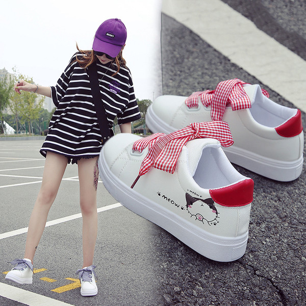 Fehér, rátéttel ellátott, topikális női tornacipő