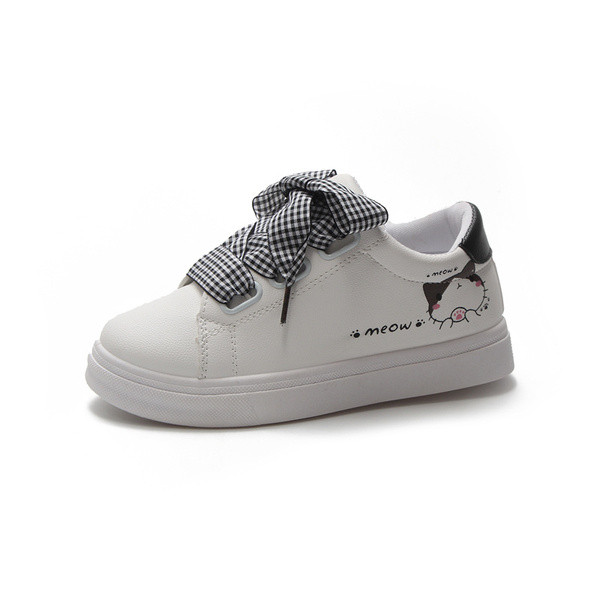 Fehér, rátéttel ellátott, topikális női tornacipő