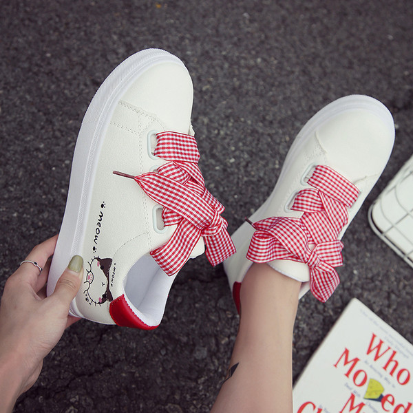 Fehér, rátéttel ellátott, topikális női tornacipő