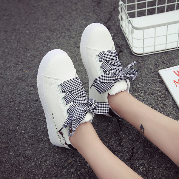 Fehér, rátéttel ellátott, topikális női tornacipő