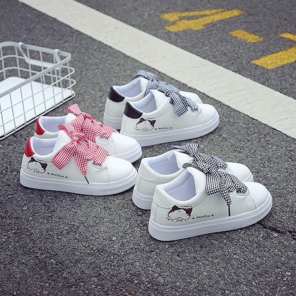 Fehér, rátéttel ellátott, topikális női tornacipő