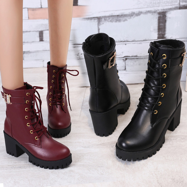 Aktuális női csizma két színben, magas sarkú műbőrből