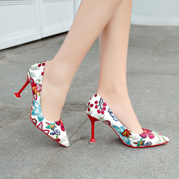 Modern női magas sarkú cipő virágos motívumokkal