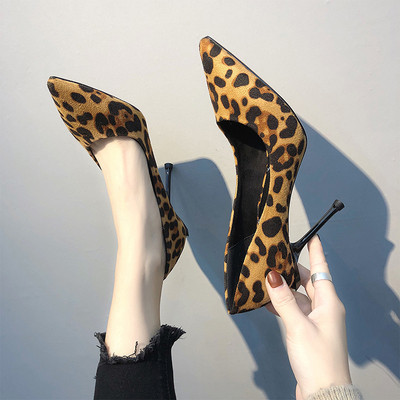 Pantofi moderni de dama cu toc inalt cu imprimeu leopard