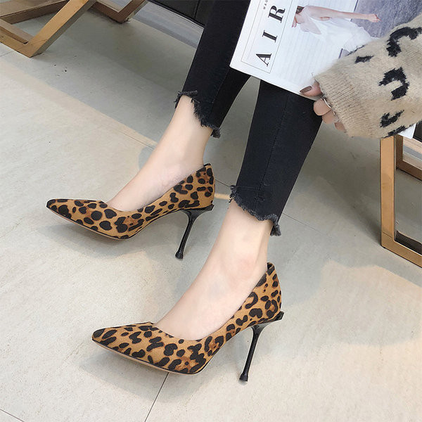 Γυναικεία  μοντέρνα παπούτσια με  ψηλά τακούνια σε λεοπάρδαλη εκτύπωση