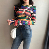 Színes női blúz feliratokkal és O-nyakkal