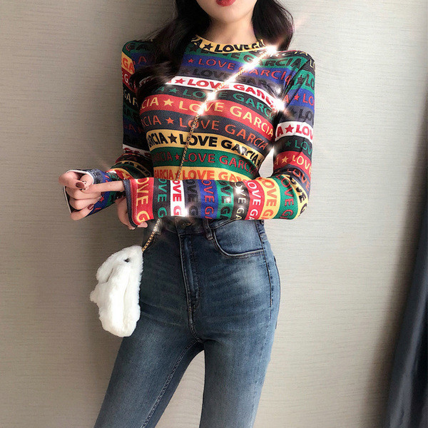 Színes női blúz feliratokkal és O-nyakkal