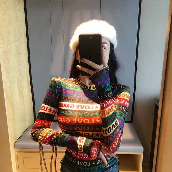 Színes női blúz feliratokkal és O-nyakkal