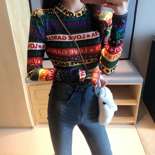 Színes női blúz feliratokkal és O-nyakkal