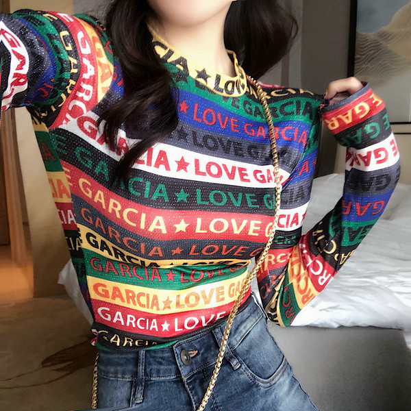 Színes női blúz feliratokkal és O-nyakkal