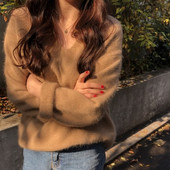 Κομψό μαλακό γυναικείο πουλόβερ  με ντεκολτέ σε σχήμα V