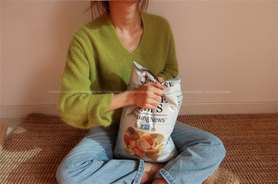 Κομψό μαλακό γυναικείο πουλόβερ  με ντεκολτέ σε σχήμα V