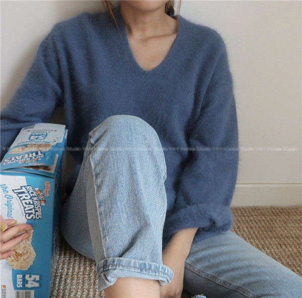 Κομψό μαλακό γυναικείο πουλόβερ  με ντεκολτέ σε σχήμα V