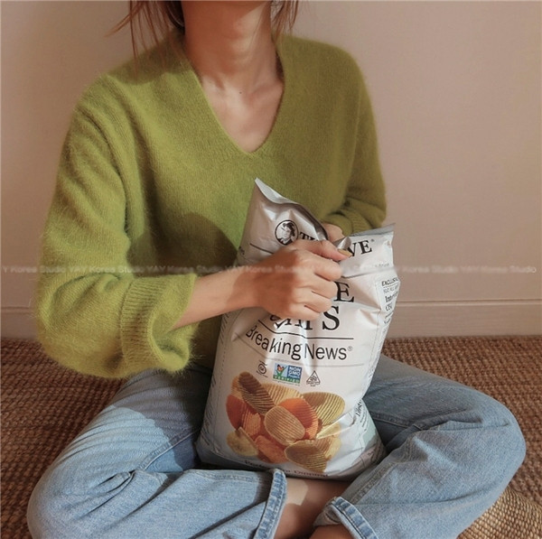 Κομψό μαλακό γυναικείο πουλόβερ  με ντεκολτέ σε σχήμα V