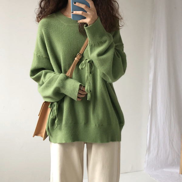 Μοντέρνο γυναικείο πουλόβερ με τύπωμα στα μανίκια