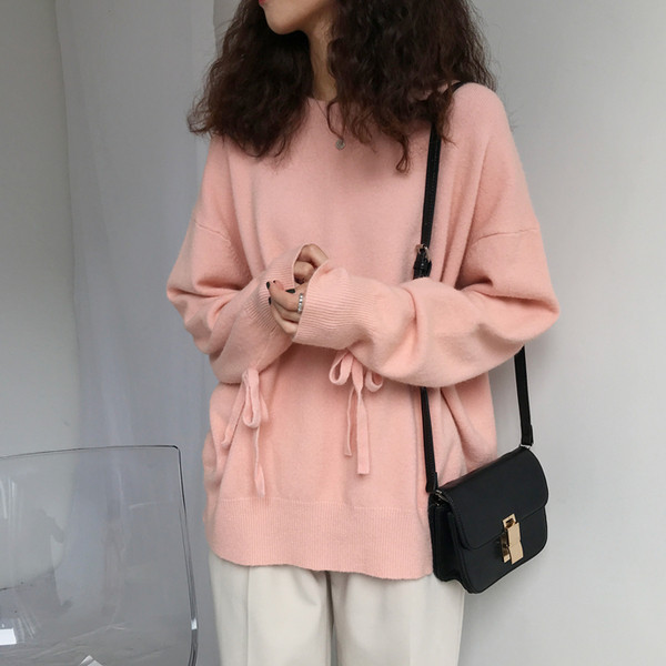 Μοντέρνο γυναικείο πουλόβερ με τύπωμα στα μανίκια